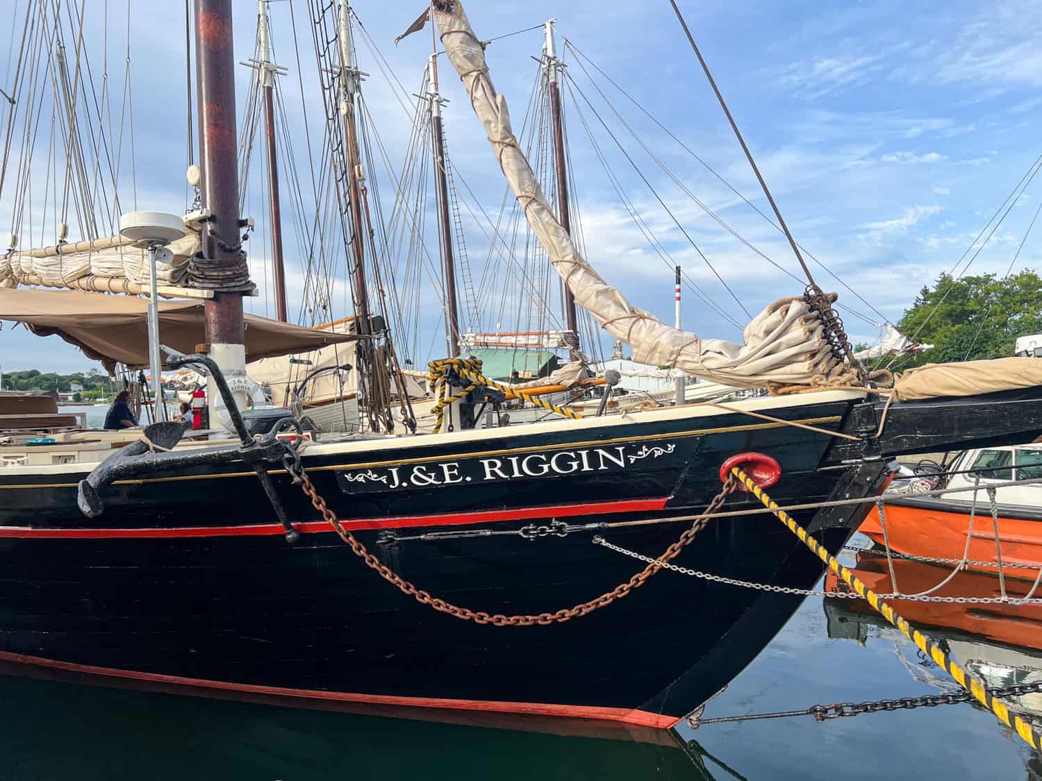 J & E Riggin docked at Windjammer Wharf in Rockland