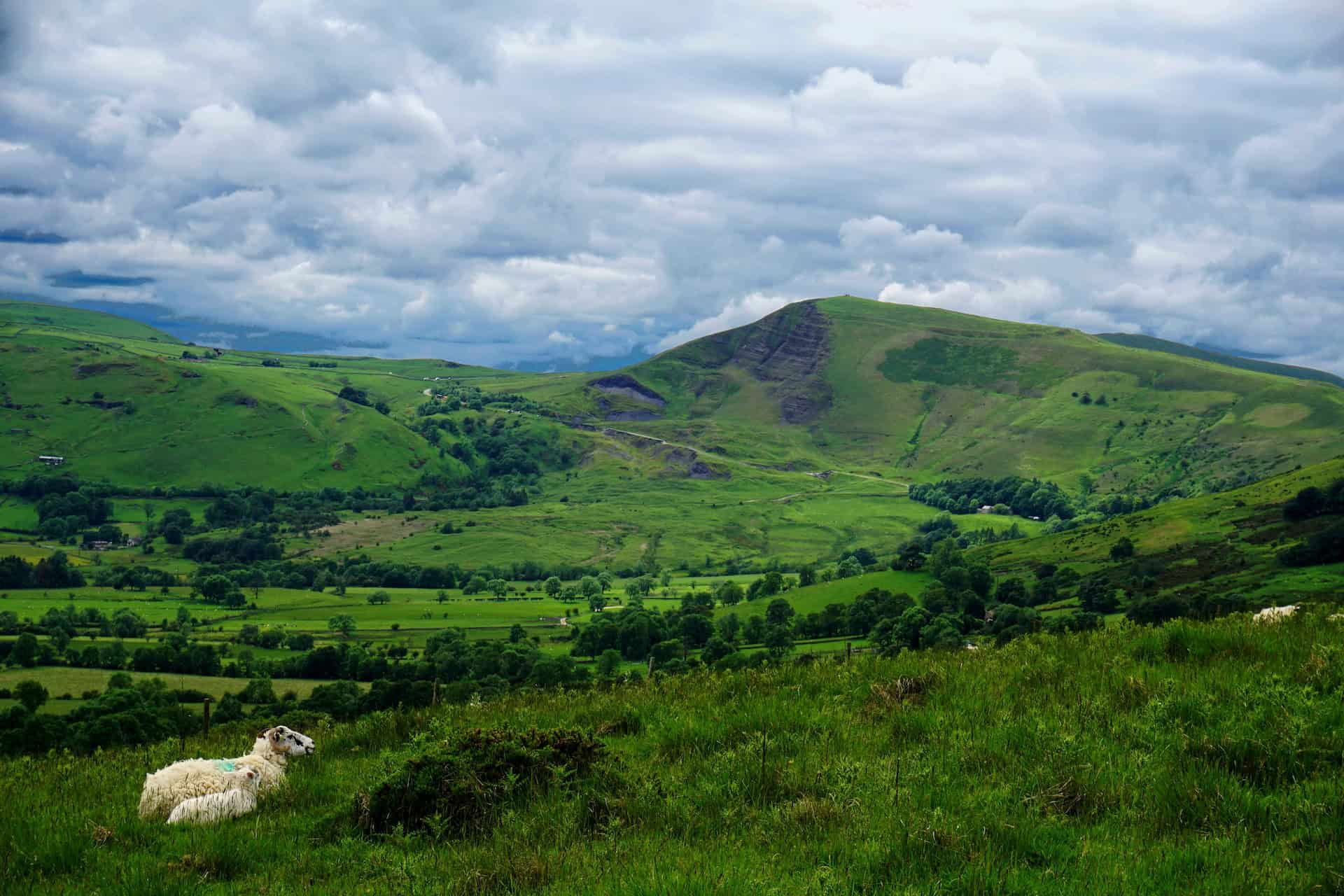 Enjoy the picturesque scnery of England's Peak District when you travel the UK by caravan (photo: Felix)