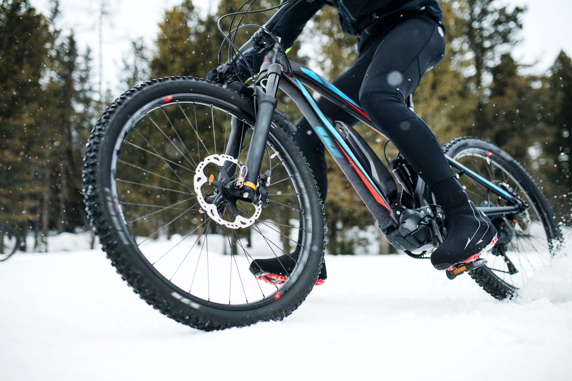Biking on snow (photo: Unsplash+ License / Getty Images)