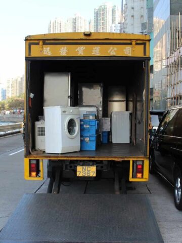 Moving in Hong Kong (photo: Theo Dorp, Unsplash).