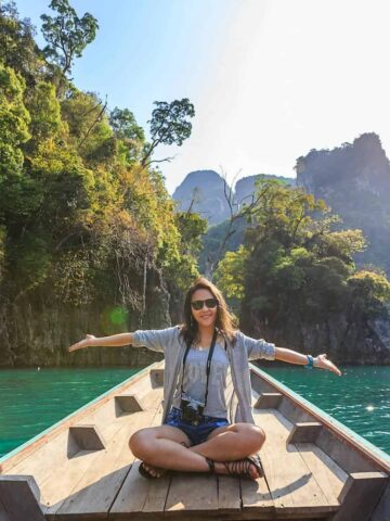 A female traveler on a boat in Thailand (photo: Te lensFix).