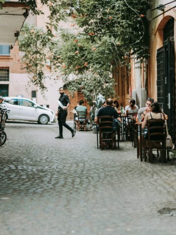 Dining al fresco in the Trastevere neighborhood (photo by Marialaura Gionfriddo).