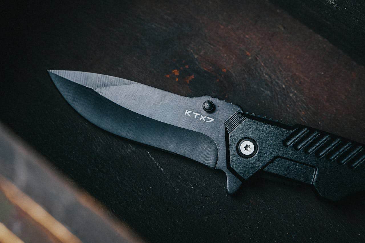KTX7 knife (photo by James Jeremy Beckers, Pexels).
