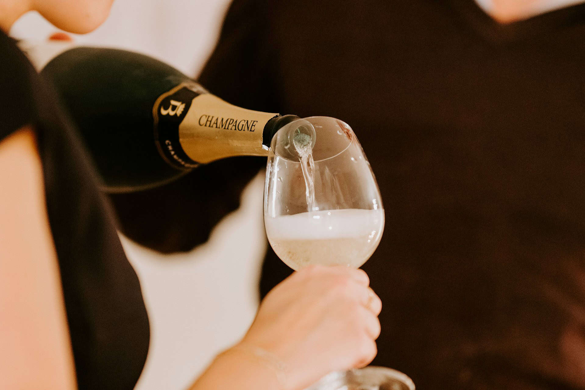 Pouring a glass of Champagne (photo by Claudio Schwarz).