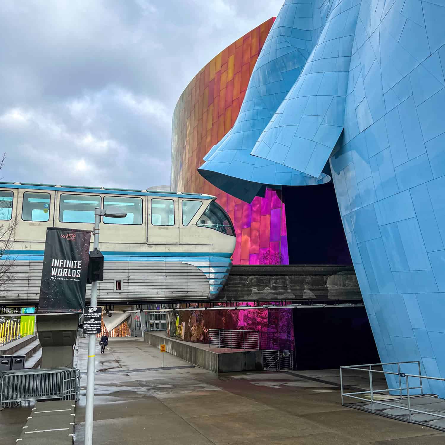 Seattle Monorail entering the MOPOP.