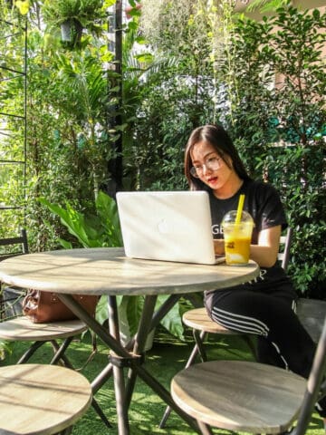 Woman working on a laptop (photo by DoDo Phanthamaly).