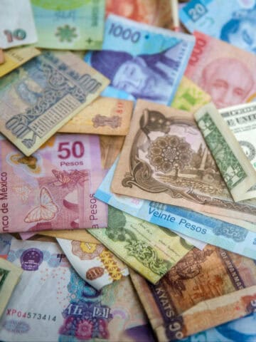 Various currencies (photo: Jason Leung).