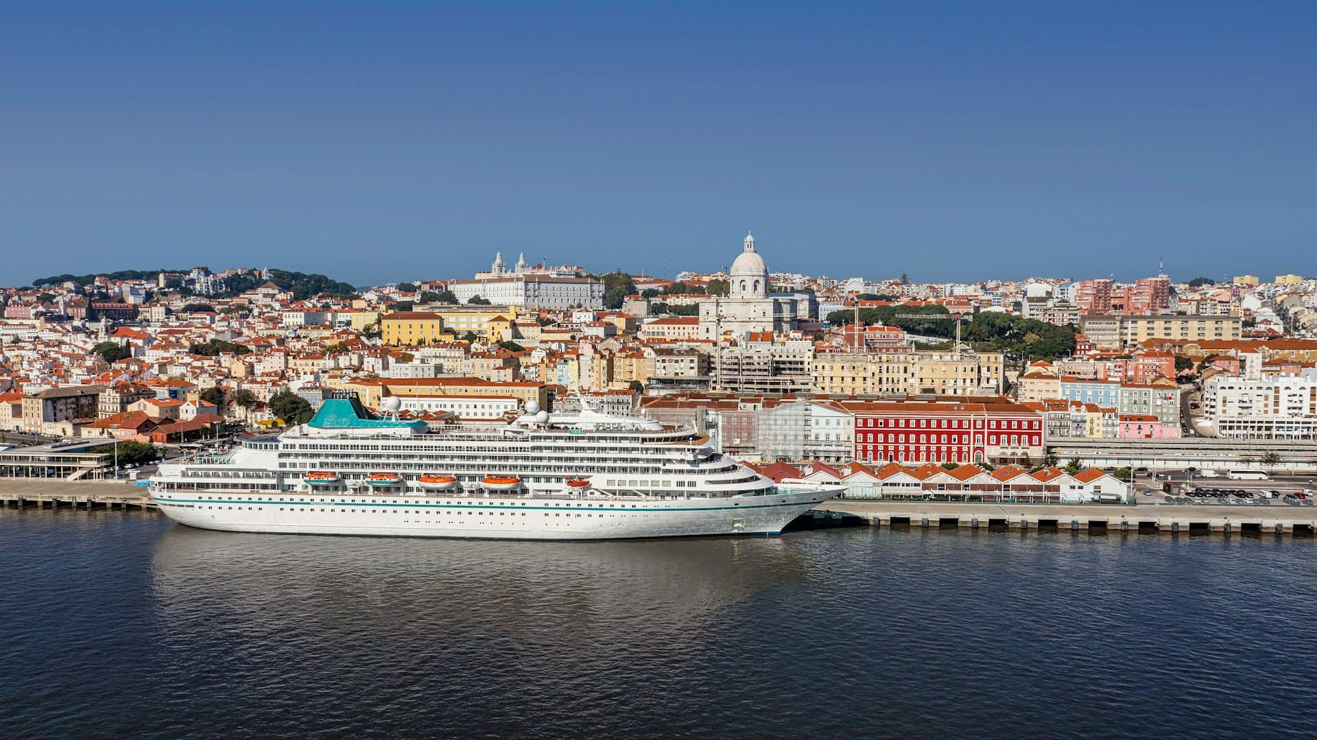 A cruise ship docked in Lisbon, Portugal (photo: Policarpo Brito, Unsplash).
