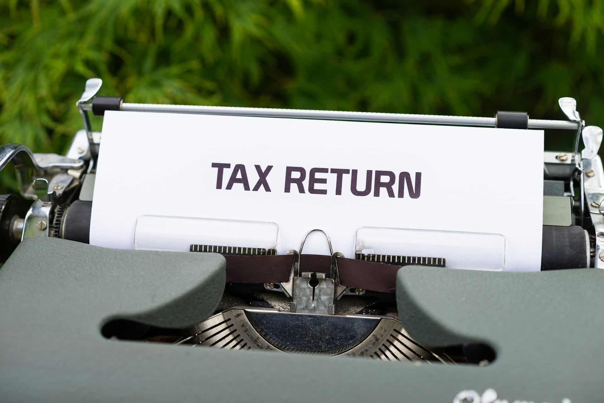 A paper that says "tax return" in a typewriter (photo: (photo: Markus Winkler, Unsplash).