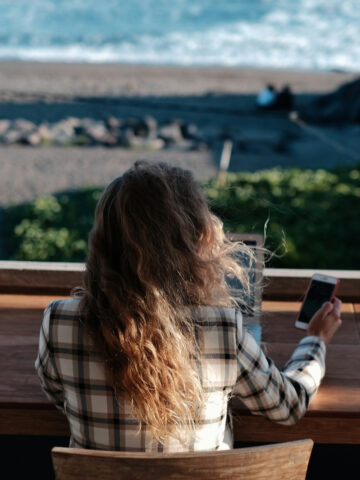 A digital nomad at work on Bali (photo: Daria Mamont).