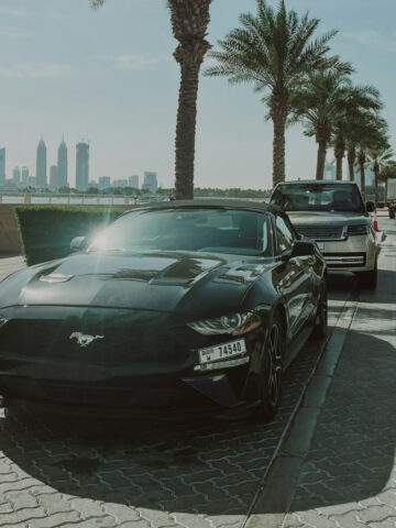 A black Ford Mustang Convertible in Dubai (photo: Igor Sergeyev).