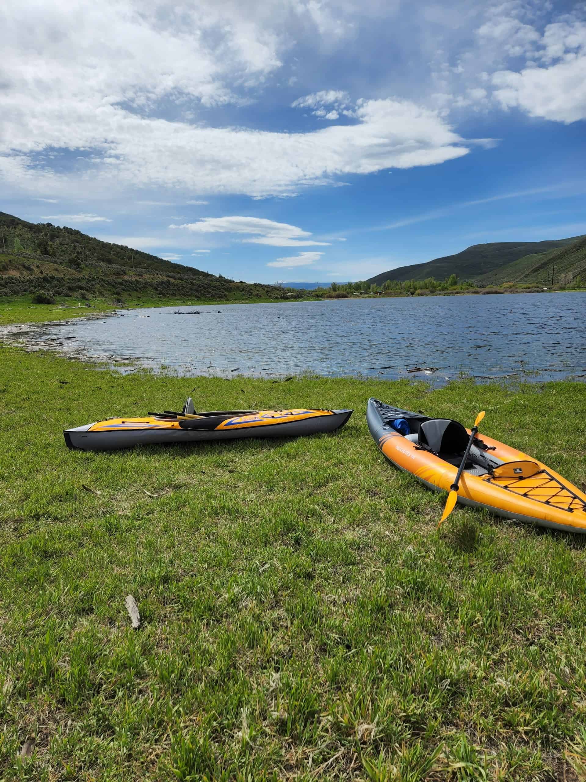 Inflatable kayaks are ideal for trips combining trekking and kayaking (photo: Brenda Christiansen, Unsplash).