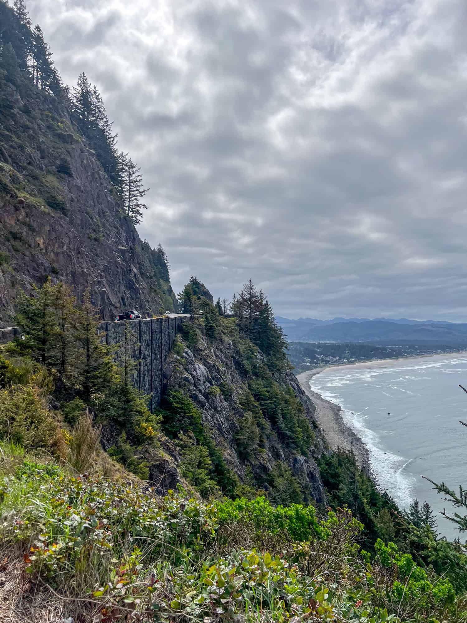 Highway 101 hugs the Oregon Coast as seen from Neahkahnie Viewpoint. Highway 101 hugs the Oregon Coast as seen from Neahkahnie Viewpoint.