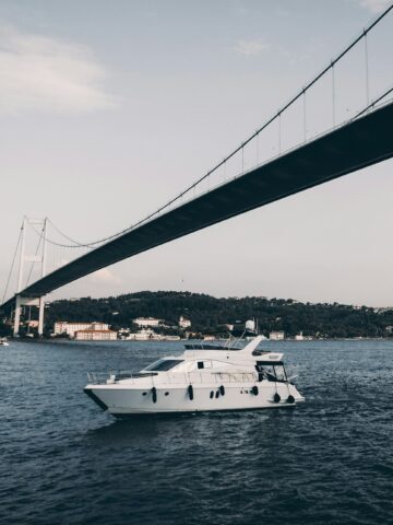 The Bosphorus Bridge is a popular spot for yacht proposals in Istanbul (photo: Vitaly Mazur, Unsplash).