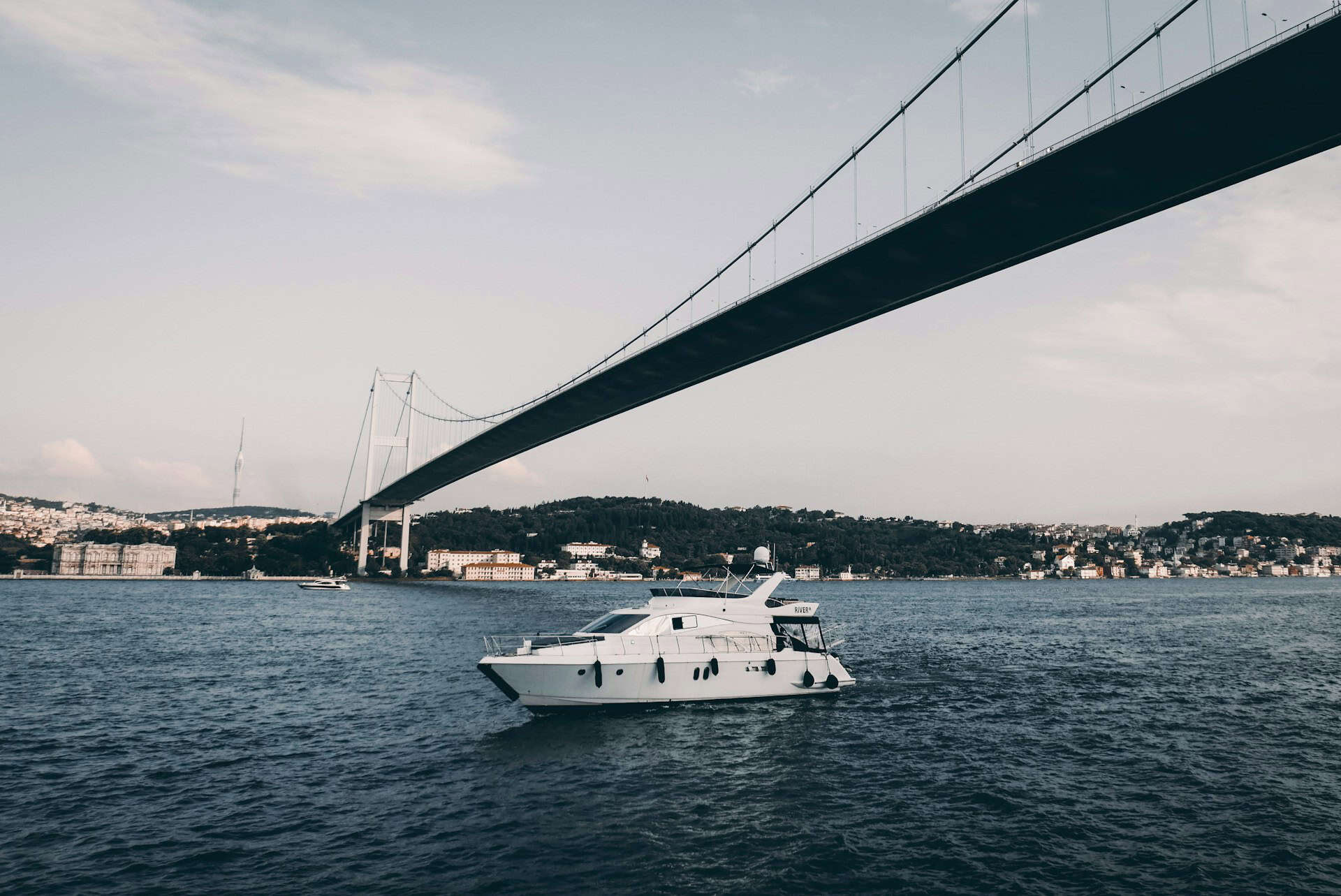 The Bosphorus Bridge is a popular spot for yacht proposals in Istanbul (photo: Vitaly Mazur). The Bosphorus Bridge is a popular spot for yacht proposals in Istanbul (photo: Vitaly Mazur).