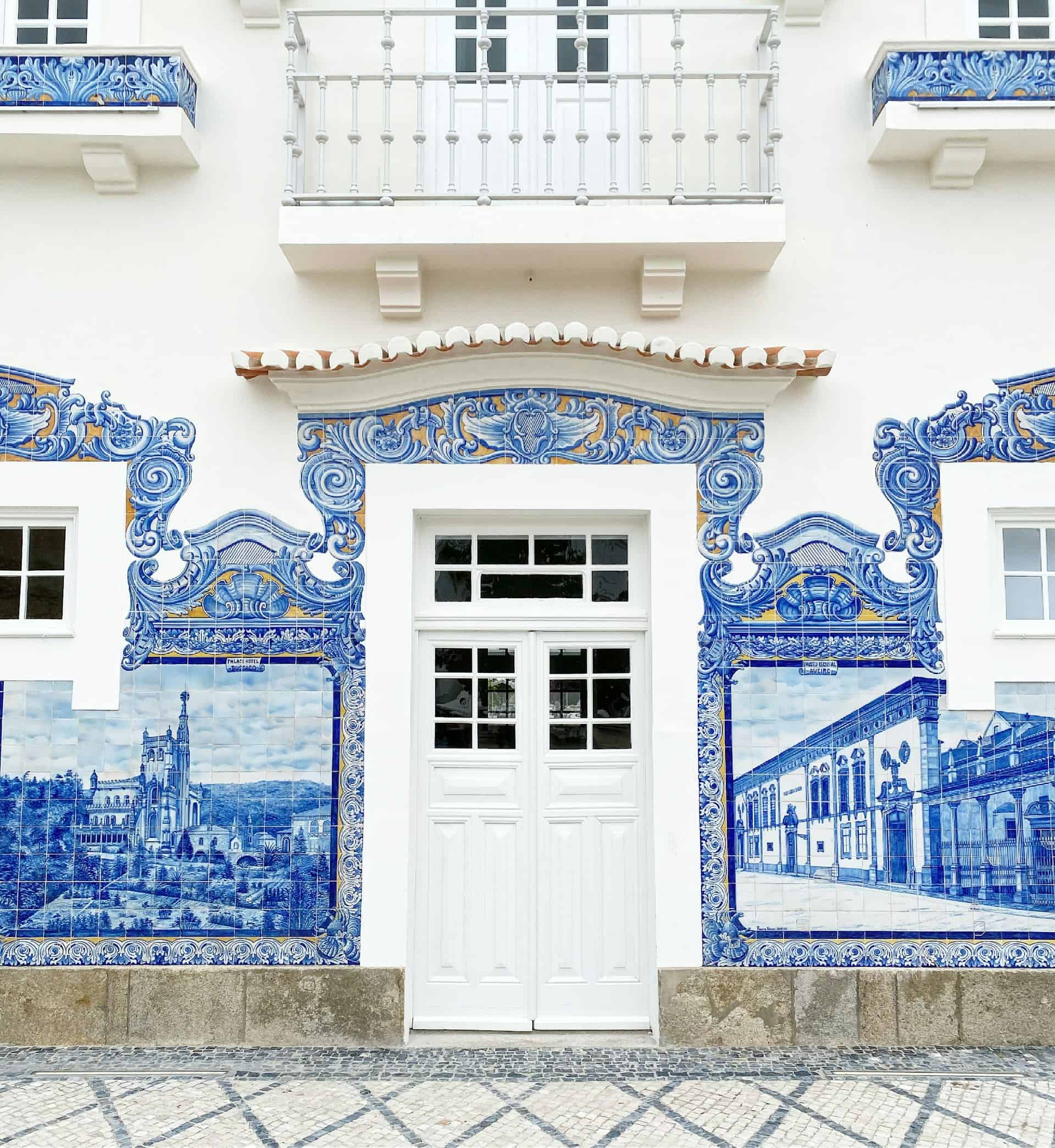 Beautiful tile work in Aveiro (photo: Leandro Barreto, Unsplash).
