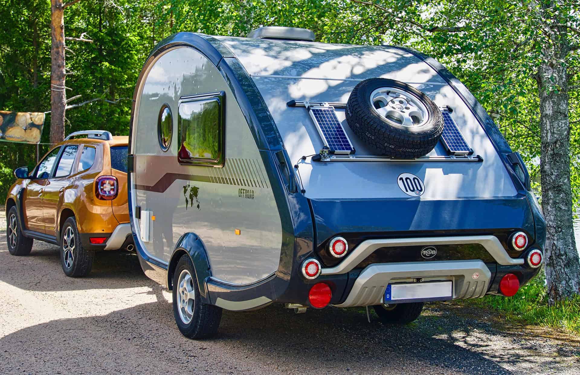 Car towing a camper (photo: Siggy Nowak, Pixabay).