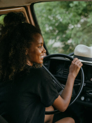 A female driver used a rental car checklist to make the most of her road trip (photo: pexels.com).