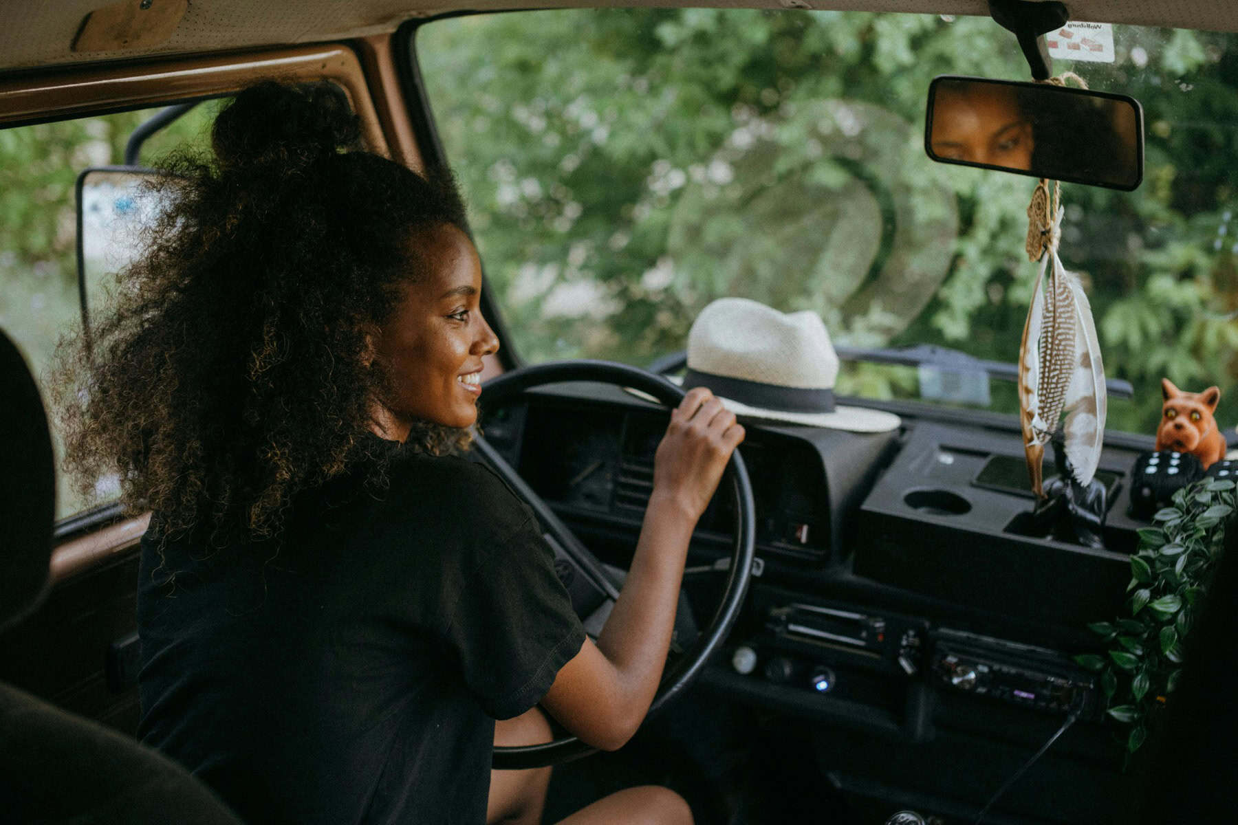 A female driver used a rental car checklist to make the most of her road trip (photo: pexels.com).