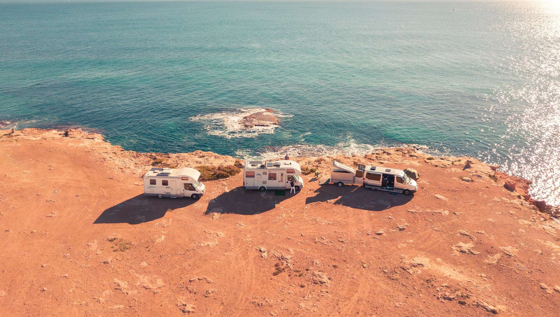 RVs parked on the coast of Spain (photo: Willian Justen de Vasconcellos).