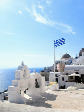 Santorini (photo: Claudia Aguilar, Unsplash).