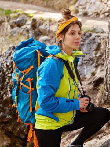 A backpacker wearing bright colors (photo: wayhomestudio on Freepik).