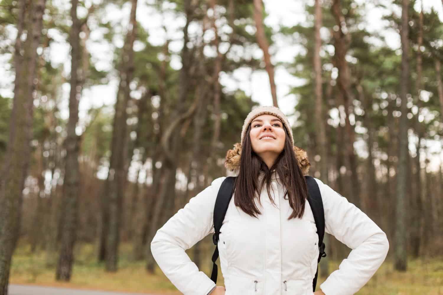 A woman hiking in the forest (photo by Freepik).