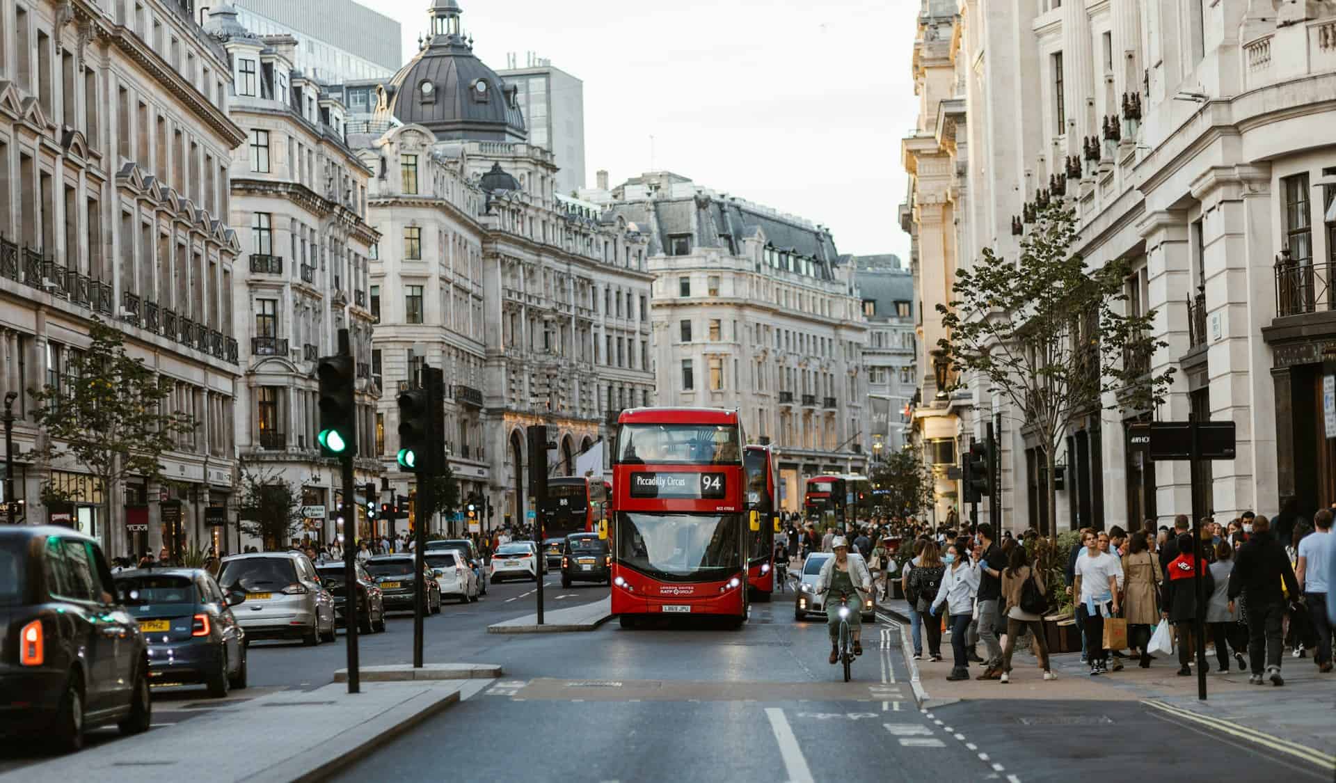 London streets (photo: Jacob Smith, Unsplash).