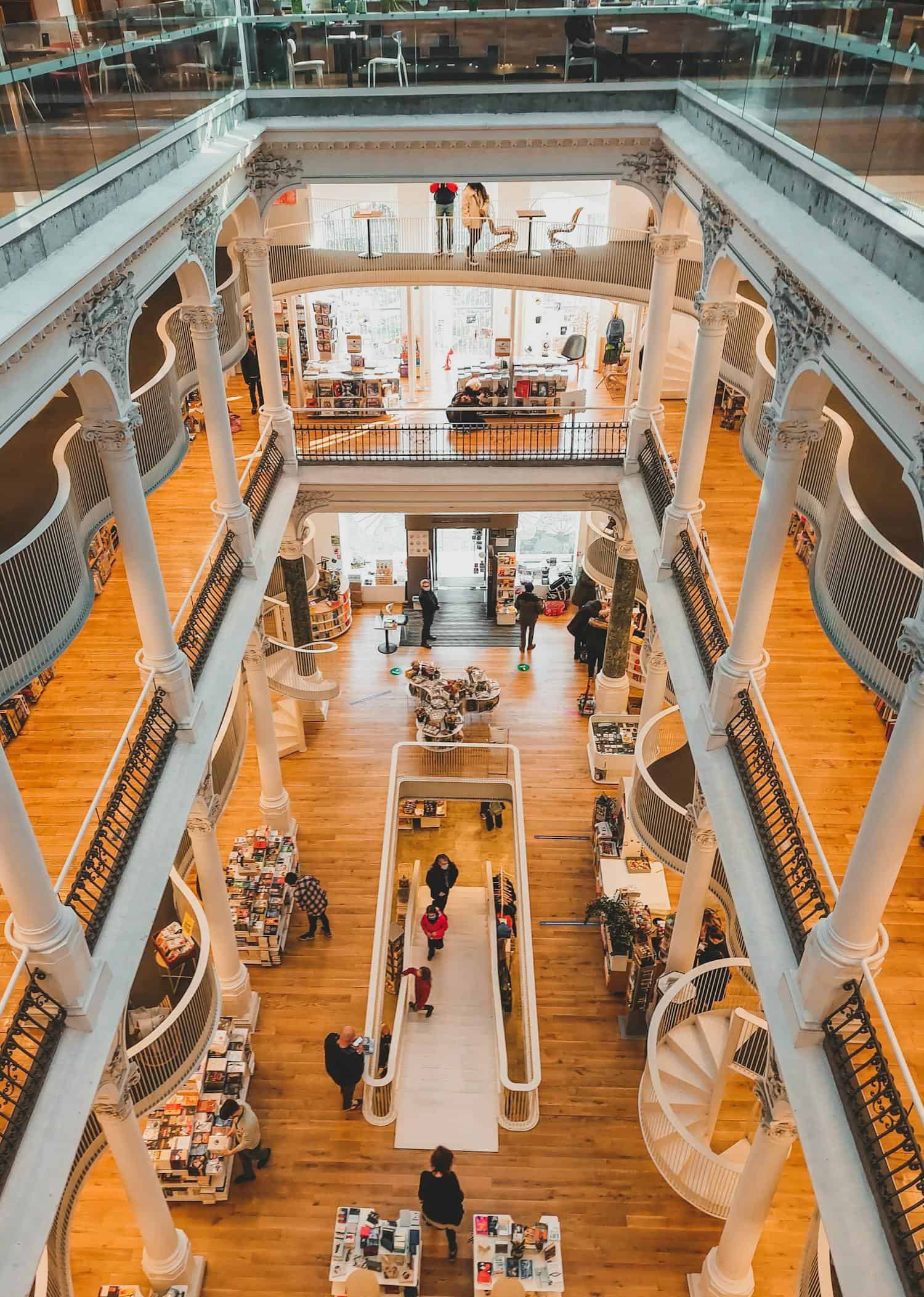 The many levels of Carturesti Carusel bookstore (photo: Czapp Árpád, Pexels).