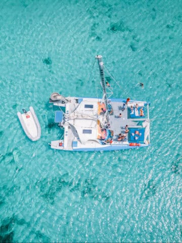 A catamaran at Eagle Beach in Aruba (photo: fokkebok, iStock).