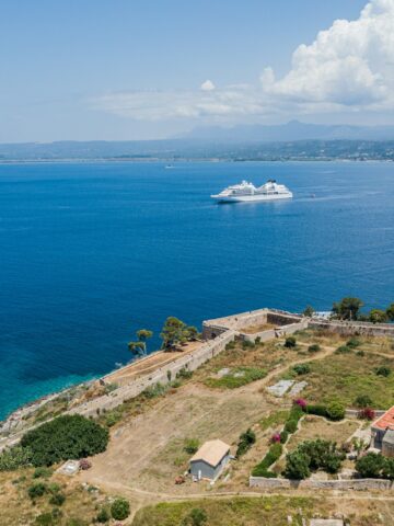 A cruise ship in Greece (photo: Shai Pal, Unsplash).