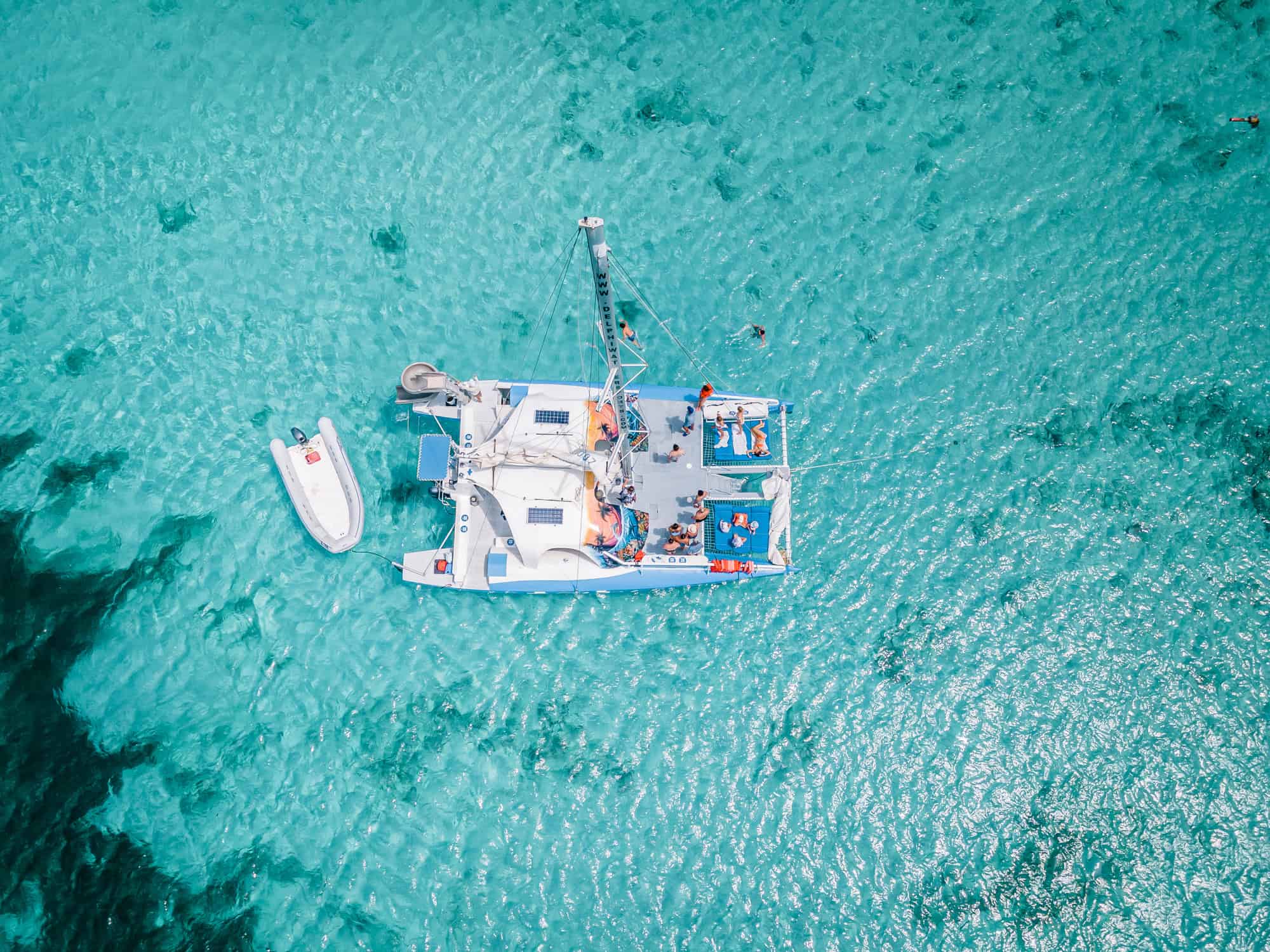 A catamaran at Eagle Beach in Aruba (photo: fokkebok, iStock).