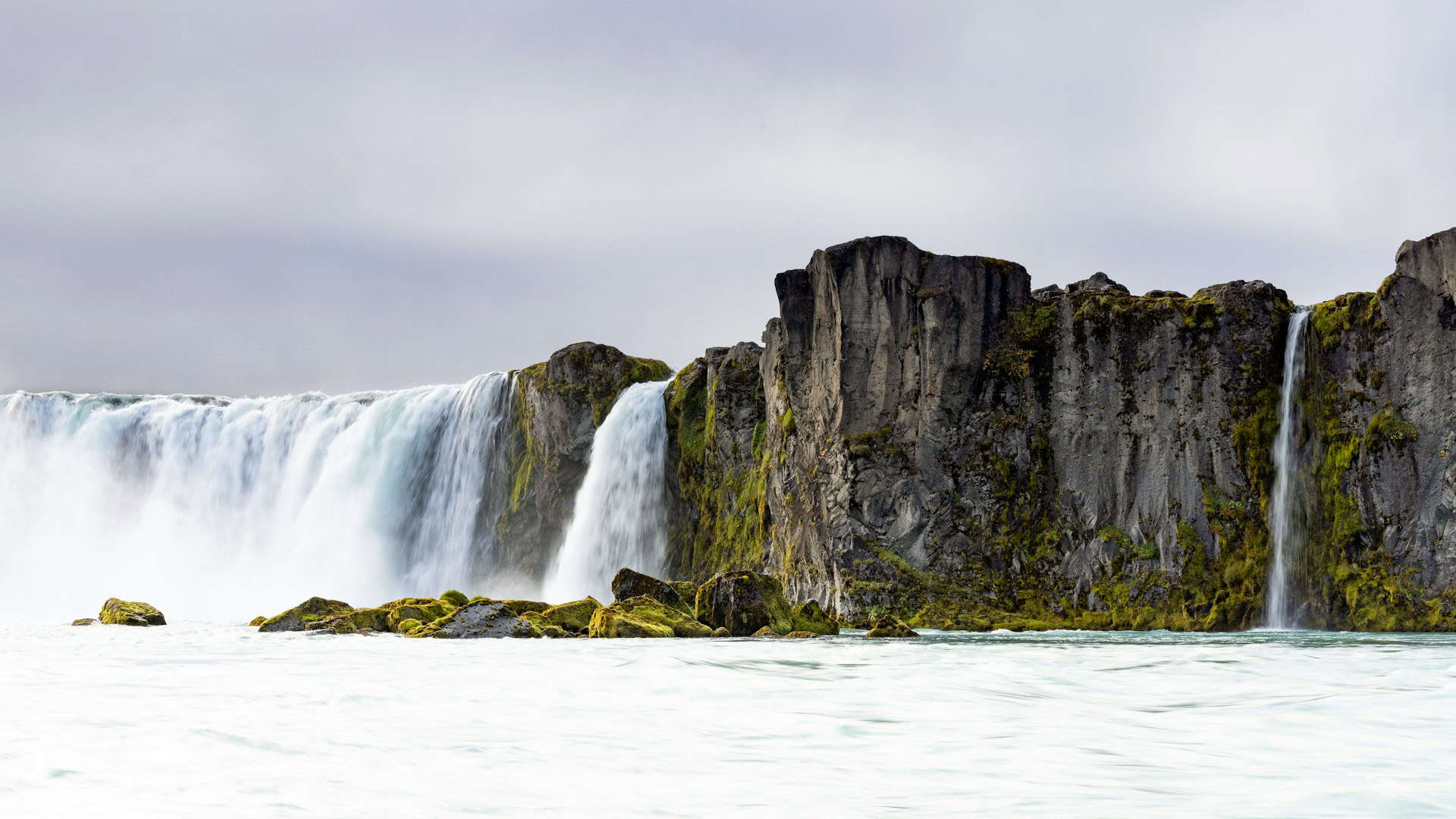 Goðafoss waterfall (photo: Harry Jaschhof, Unsplash).