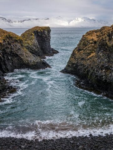 Moss-covered volcanic cliffs and a sea stack in a northern bay in Iceland (photo: Magic K, Pexels).