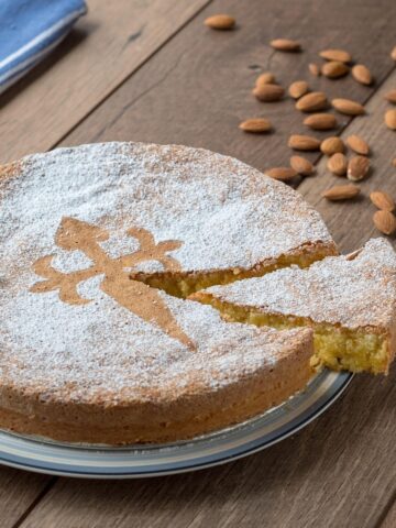 Tarta de Santiago (photo: Nils, Pixabay).