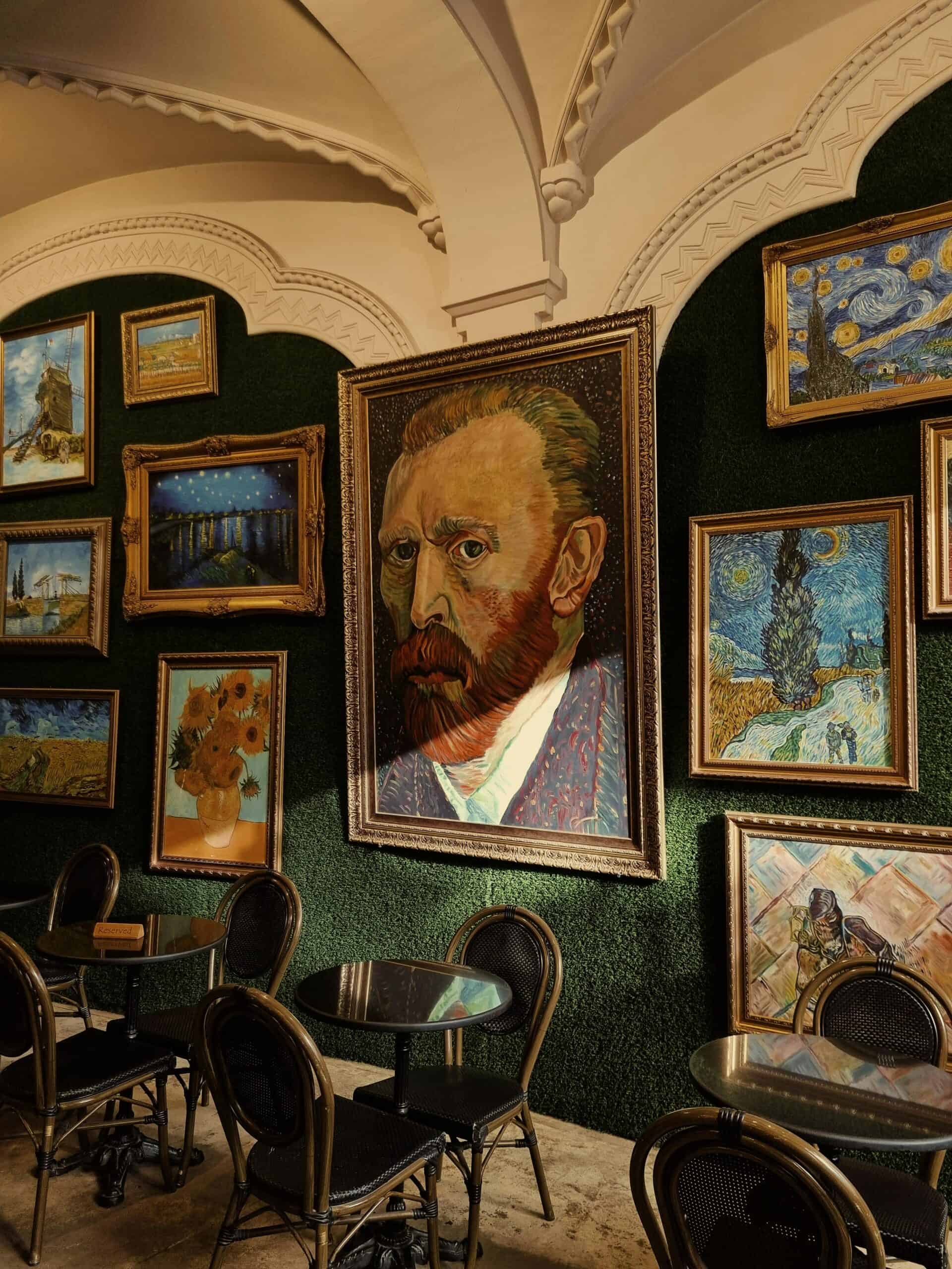 Grand Café Van Gogh (photo: nurs raw, Pexels).