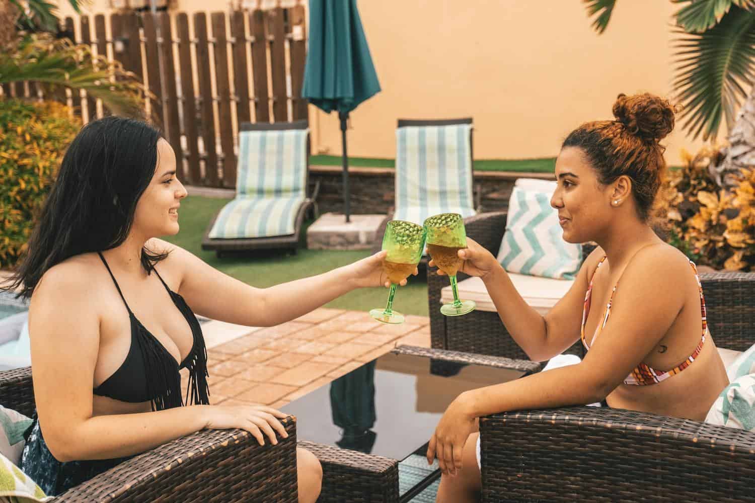 Two women celebrating a girl's trip to Aruba (photo: Steshka Croes, Pexels).