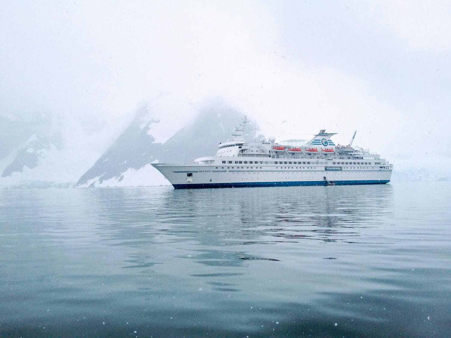 A ship in Antarctica, the ultimate fly cruise destination (photo: Christian Pfeifer).