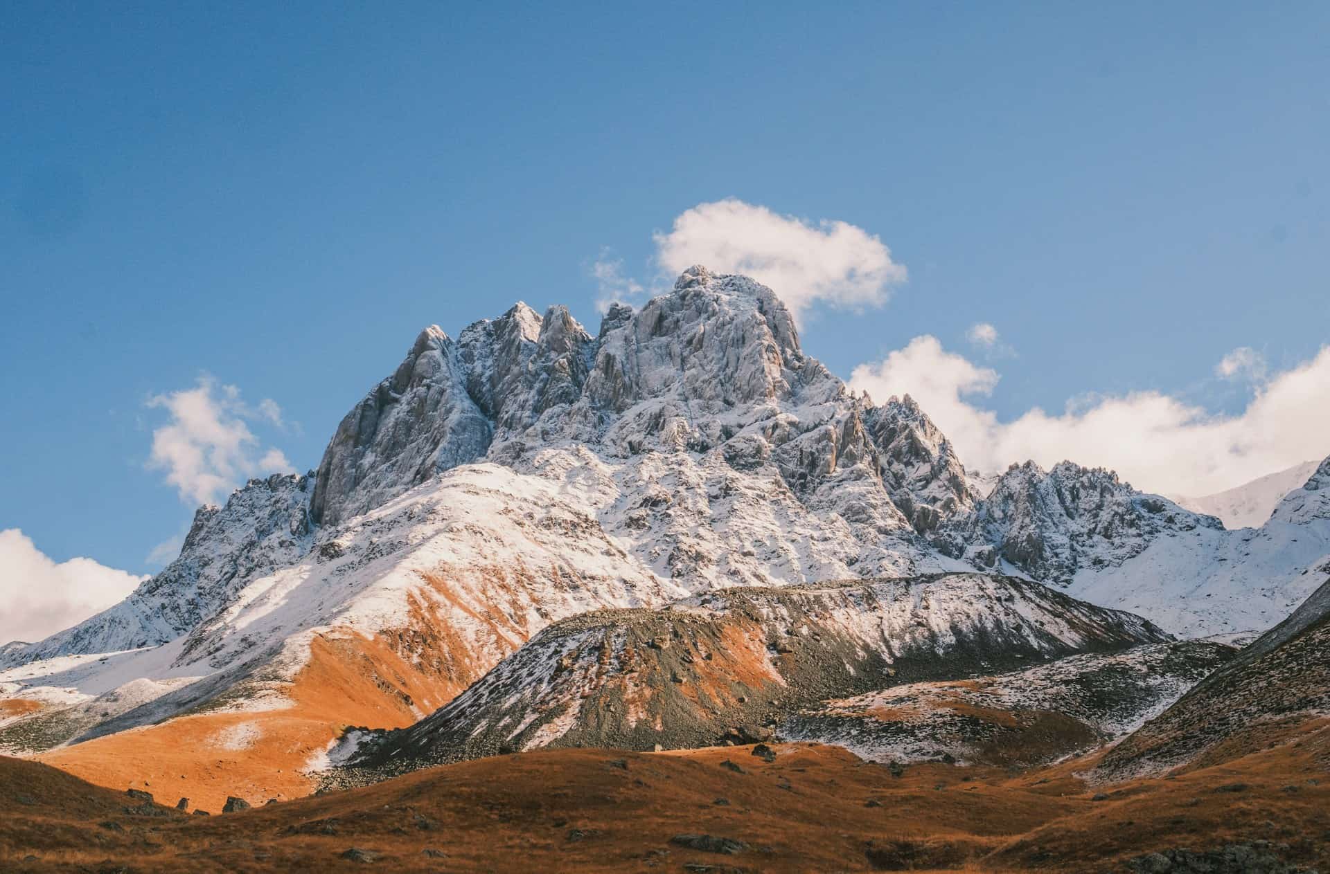 Mountain views in Juta, Georgia (photo: Andrew Rusinas, Unsplash).