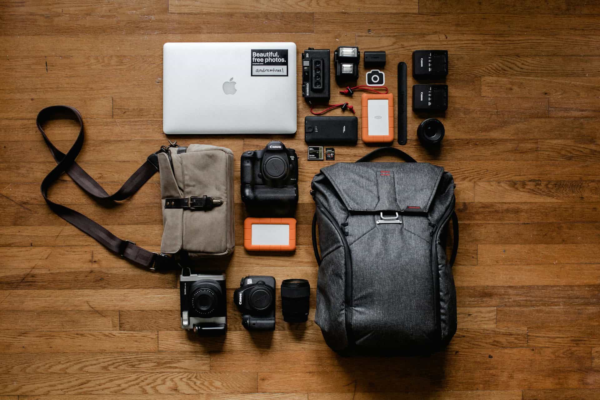 Photography gear and bag (photo: Andrew Neel, Unsplash).