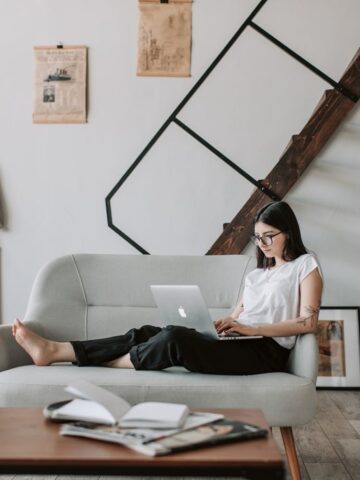 A woman uses online travel agency tips to plan her vacation (photo: Vlada Karpovich, Pexels).