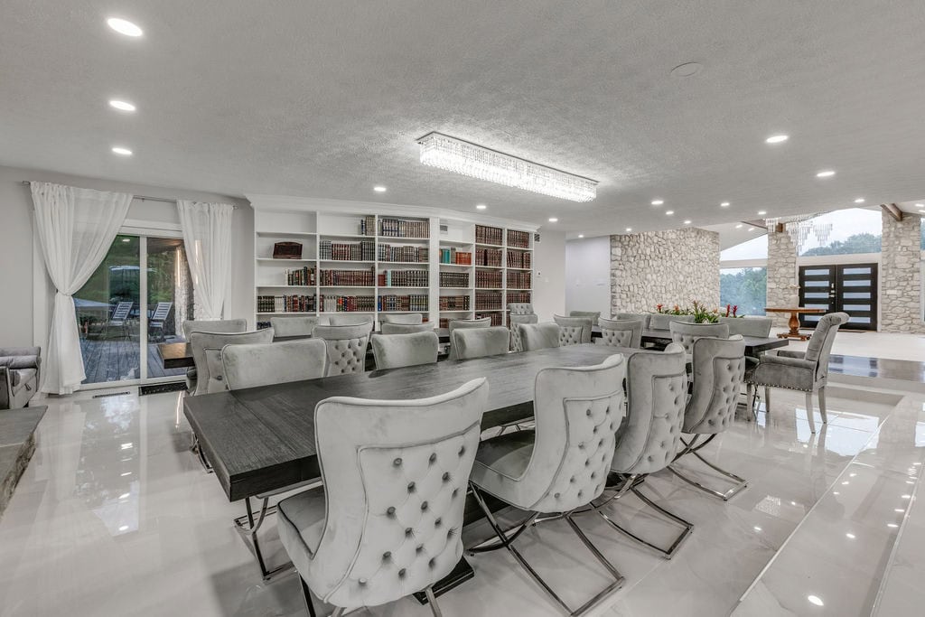 Large dining area to share Shabbos meals together during a Catskills getaway.