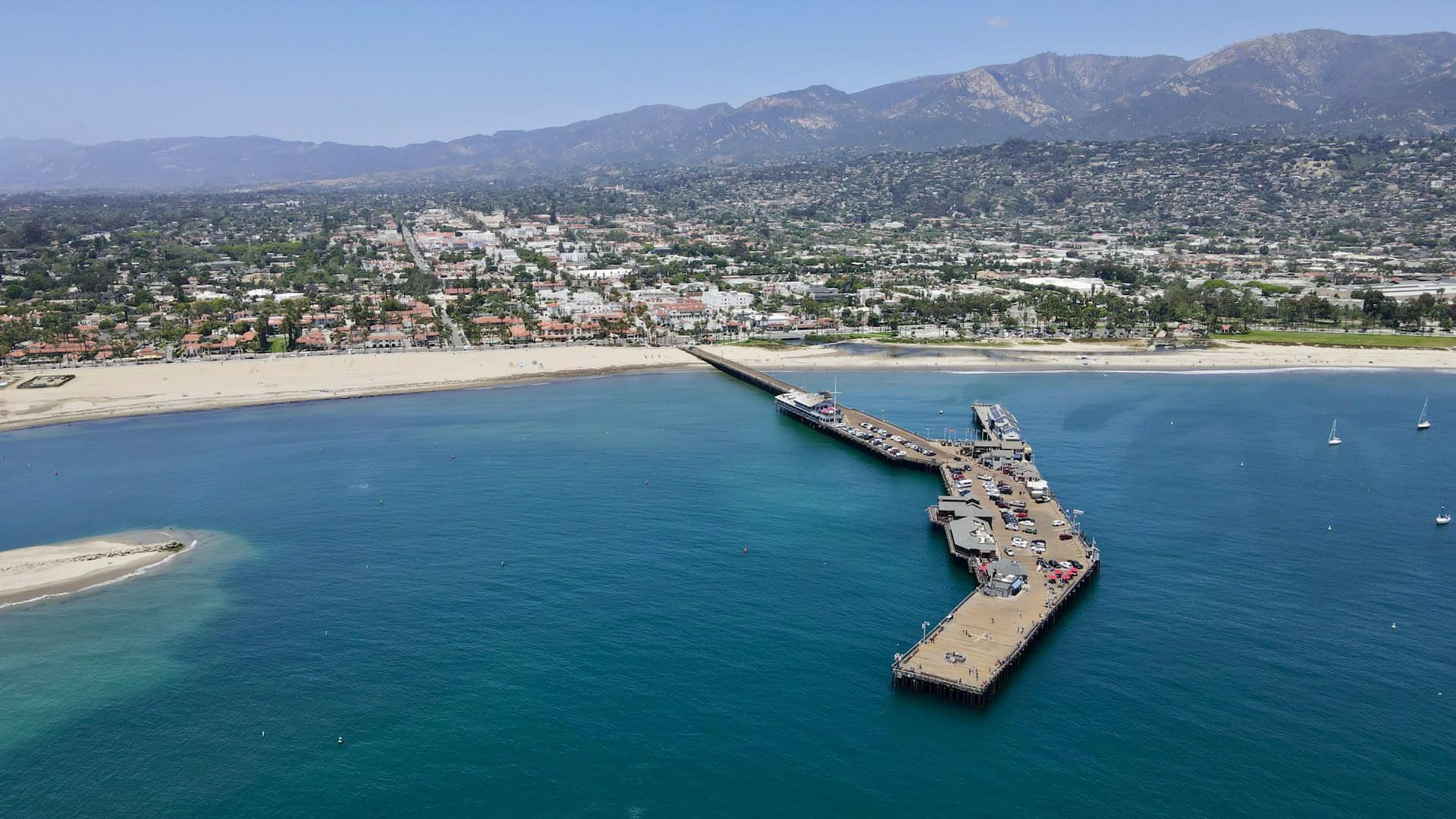 The coast and pier of Santa Barbara, California (photo: Zekai Wu, Unsplash).