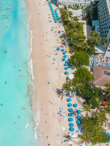 Waikiki Beach, Oahu travel guide (photo: Jess Loiterton, Pexels).
