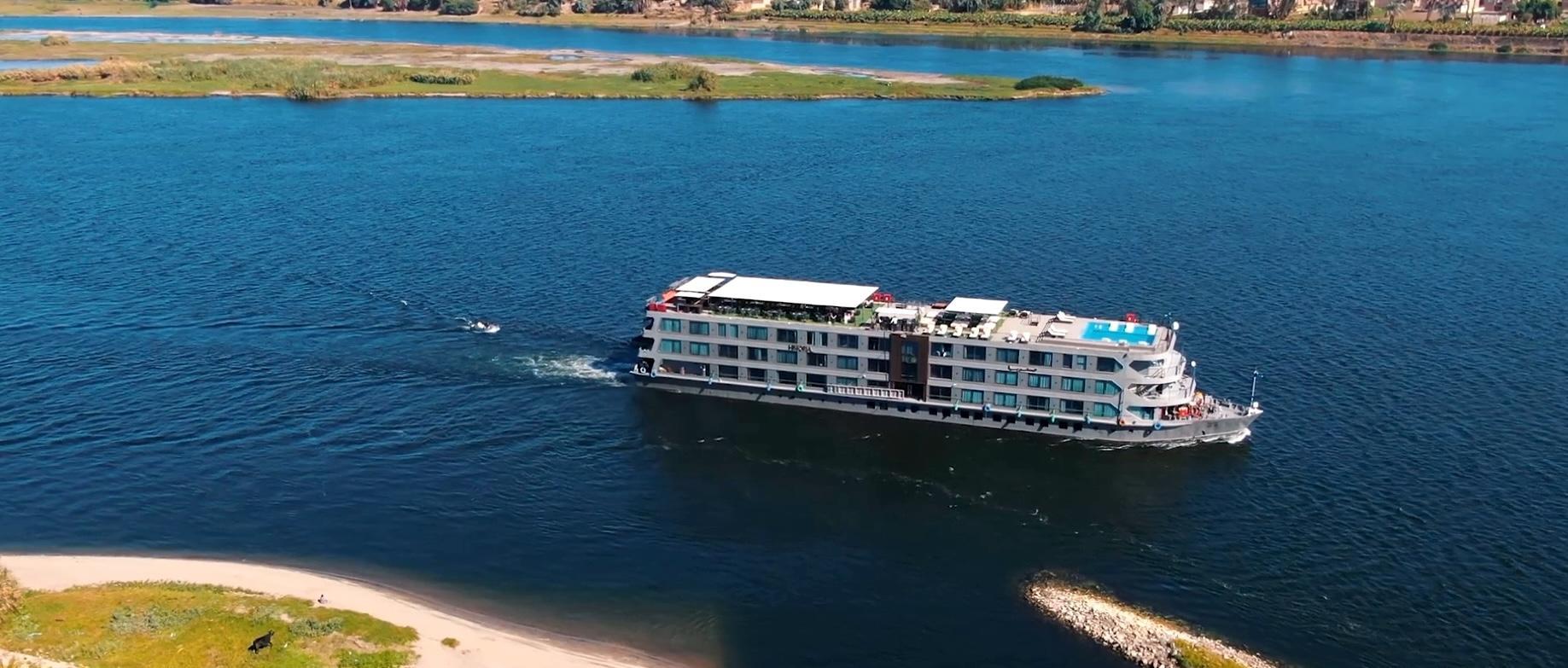 Historia Nile Cruise on the Nile with hot-air balloons in the sky